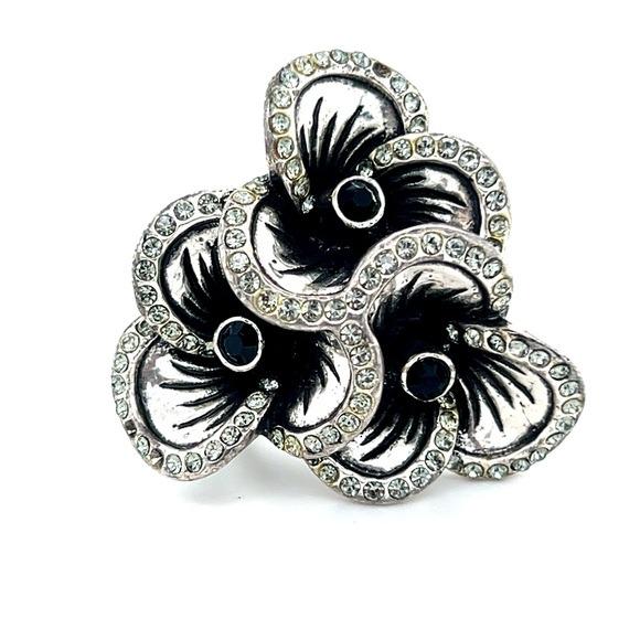 Elegant Silver and Black Floral Ring