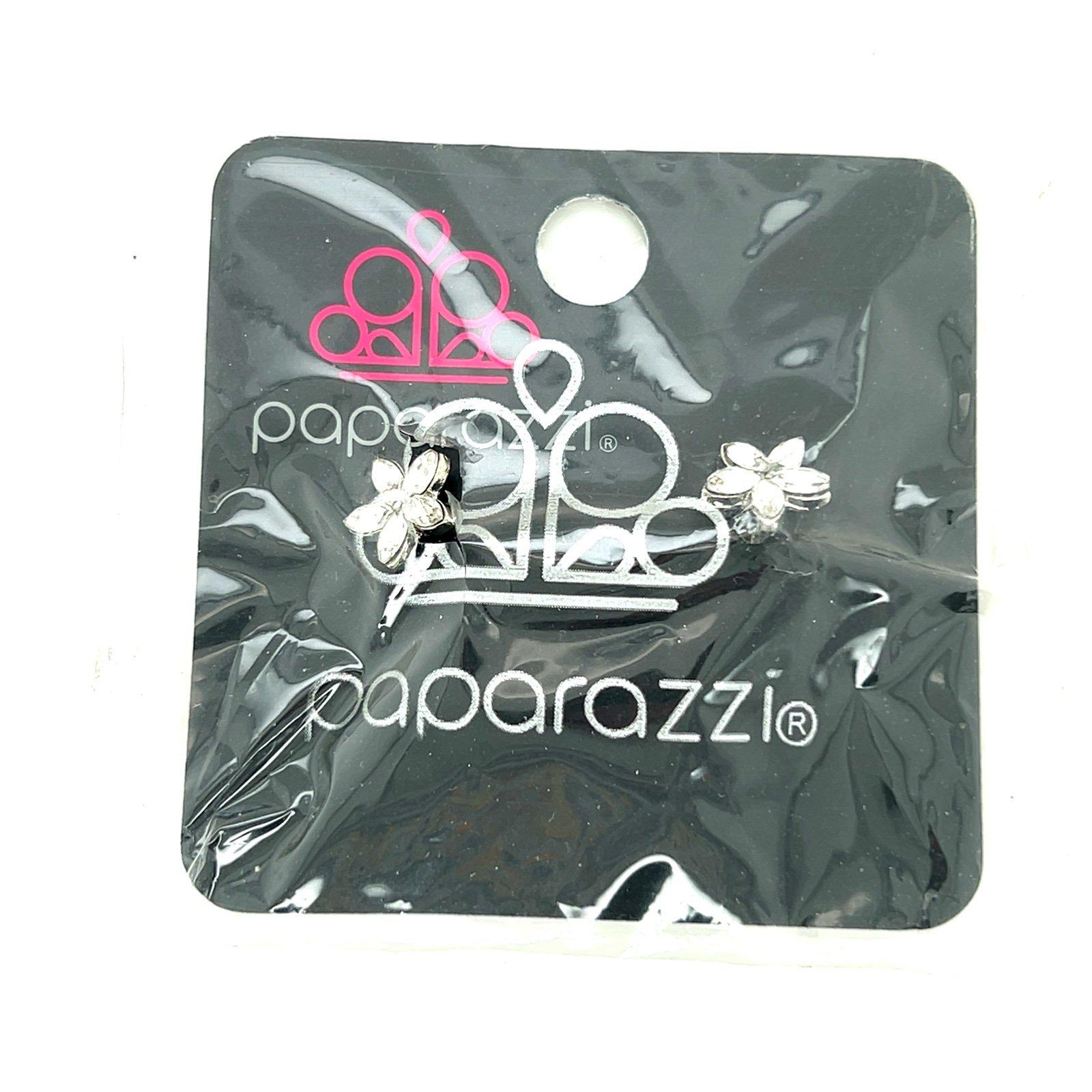 Paparazzi Flower Stud
